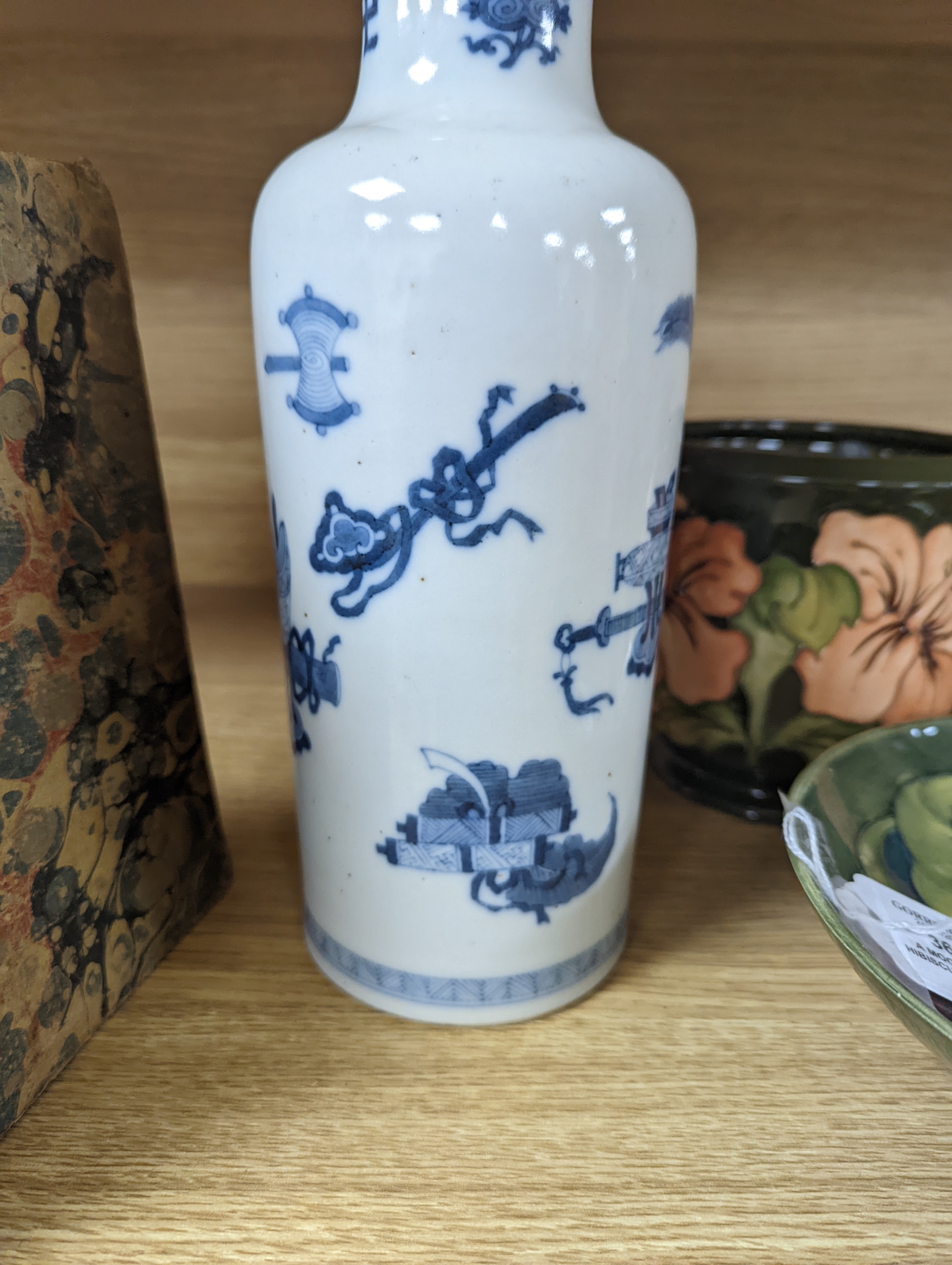 A Chinese blue and white vase 26cm